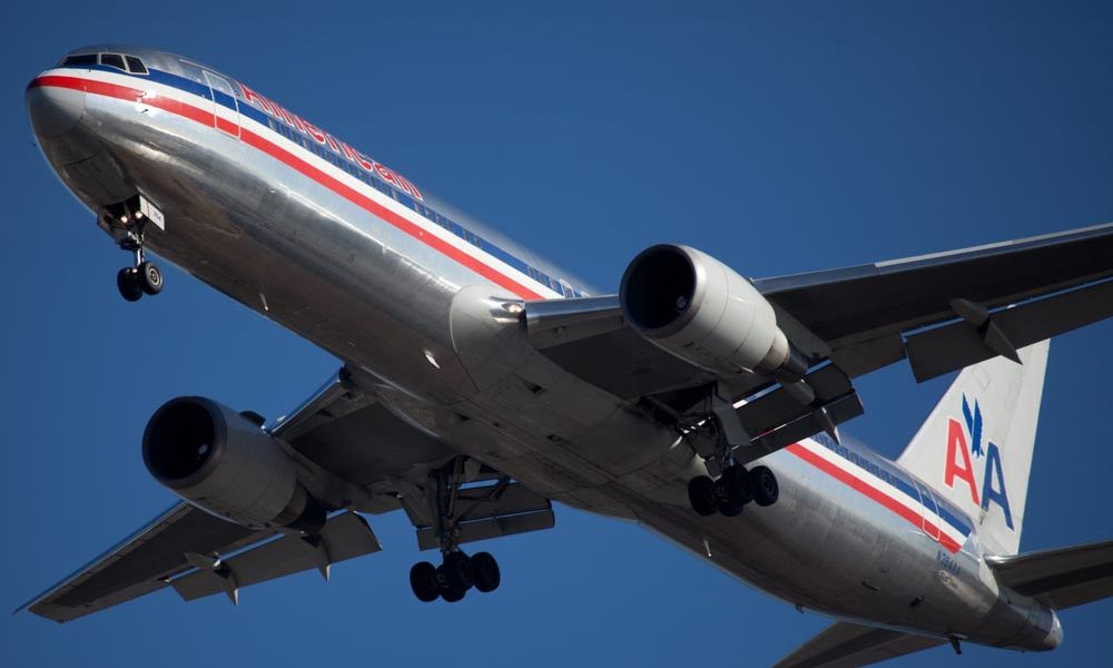 Eine Panne hat den Verkehr der Fluggesellschaft American Airlines (AA) an drei wichtigen US-Flughäfen vorübergehend ausgebremst. Foto: Shutterstock