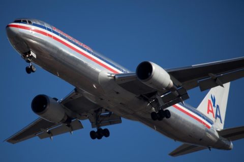 Eine Panne hat den Verkehr der Fluggesellschaft American Airlines (AA) an drei wichtigen US-Flughäfen vorübergehend ausgebremst. Foto: Shutterstock