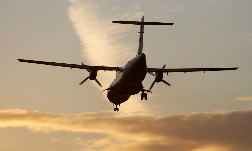 Ein Flugzeug mit 54 Menschen verschwindet in Indonesien. Stunden später berichten Anwohner von Trümmern an einem Berg unweit des Zielflughafens. Was geschah mit der Turboprop-Maschine? Bild: Shutterstock