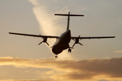 Ein Flugzeug mit 54 Menschen verschwindet in Indonesien. Stunden später berichten Anwohner von Trümmern an einem Berg unweit des Zielflughafens. Was geschah mit der Turboprop-Maschine? Bild: Shutterstock