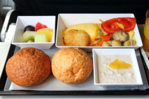 Während die Passagiere insgesamt zufrieden sind mit ihrem Reiseerlebnis, beurteilen sie das Catering eher skeptisch. Foto: Shutterstock