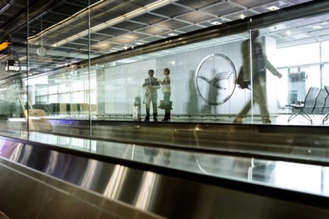 Die Lufthansa-Gates an den deutschen Flughäfen bleiben in den kommenden drei Tagen weitgehend leer. Foto: Shutterstock