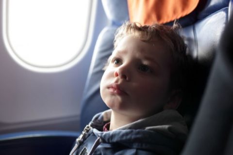 Wie reisen Kinder sicher im Flugzeug? Foto: Shutterstock