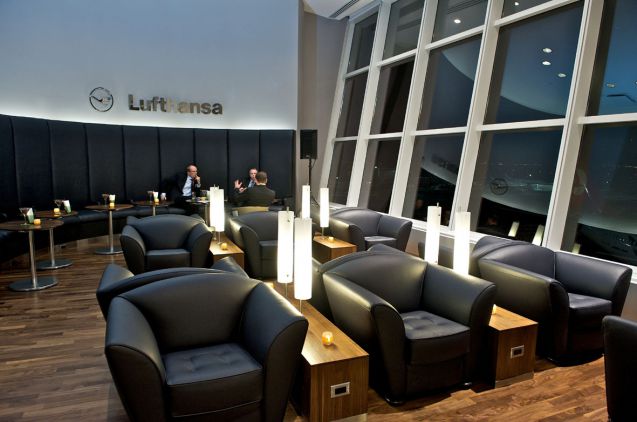 Loungezugang, wie hier die Lufthansa-Lounge in New York, gehören zu den bliebtesten Annehmlichkeiten für Vielflieger. Foto: Lufthansa