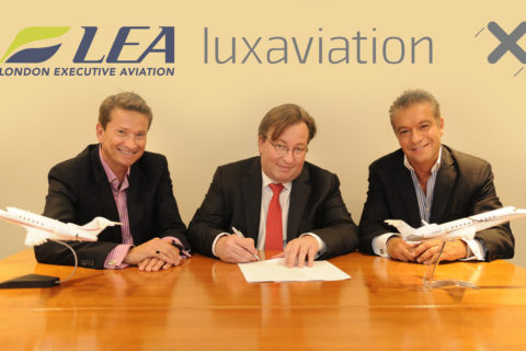 Patrick Margetson-Rushmore, Patrick Hansen und George Galanopoulos (von links) bei der Vertragsunterzeichnung. (Foto: Luxaviation Group)