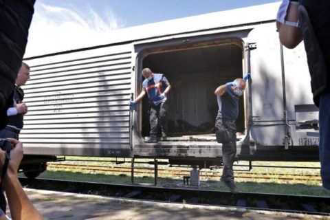 In gekühlten Waggons warten die Überreste der Absturzopfer auf den Abtransport. Foto: dpa