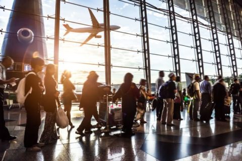 In Hamburg warten so viele Passagiere auf die Abfertigung, dass das Terminal geschlossen werden musste. Foto: Shutterstock