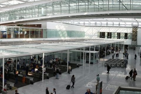 Sicherheitscheck am Flughafen München. Foto Politikaner