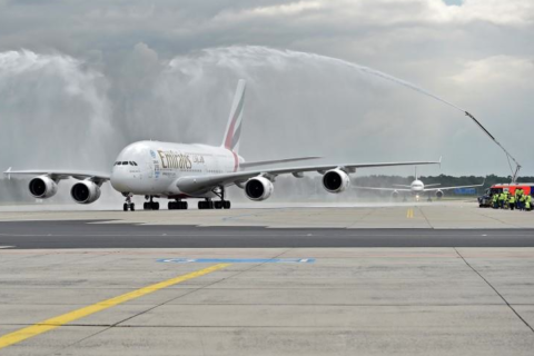 Der A380 der Emirates wurde bei seinem Erstflug nach Frankfurt mit einer Wassertaufe begrüßt. Bild: Emirates