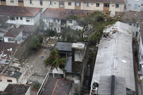 Das Flugzeug stürzte in das Wohngebiet Na Rua Vahia de Abreu in Santos (Sao Paulo). Bild: picture alliance / dpa