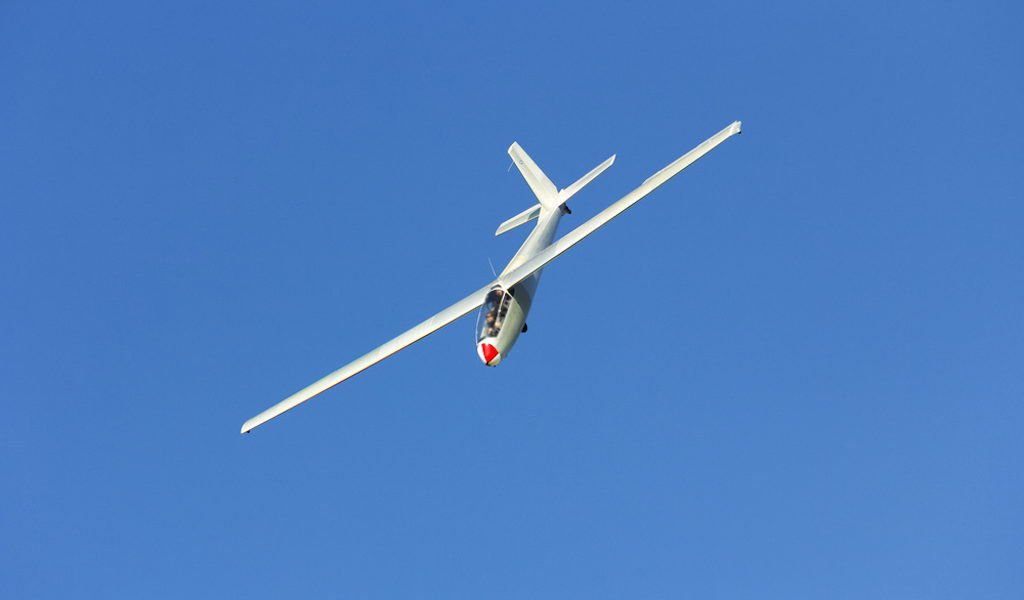 Segelflugzeug mit zwei Piloten abgestürzt. Bild: Shutterstock