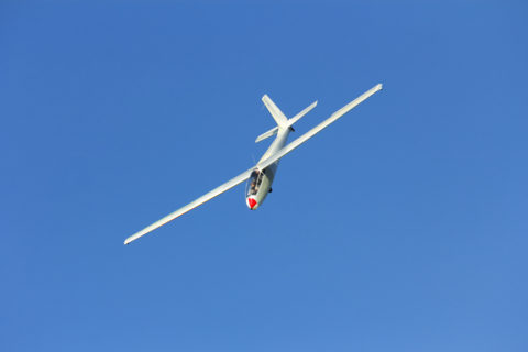 Segelflugzeug mit zwei Piloten abgestürzt. Bild: Shutterstock