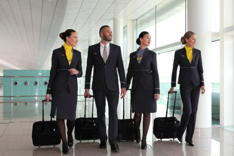 Neues Outfit für mehr als 2.000 Mitglieder des Bordpersonals unterstreicht das moderne Image der Fluggesellschaft. Bild: Vueling