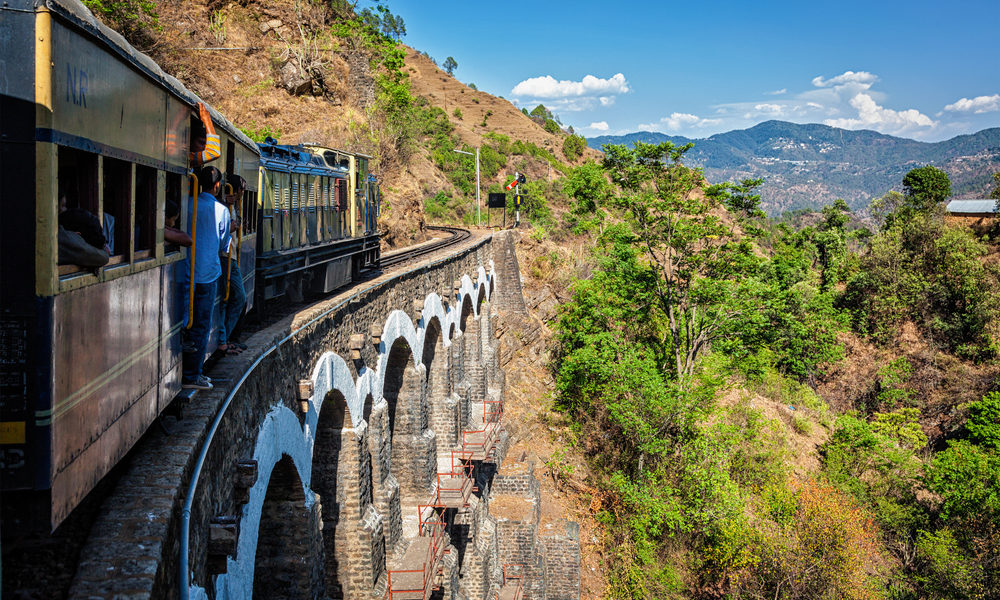 Die Schmalspurbahn der Kalka-Shimla Railway ist berühmt für seine atemberaubende Aussicht und Konstruktion. Bild: shutterstock / f9photos