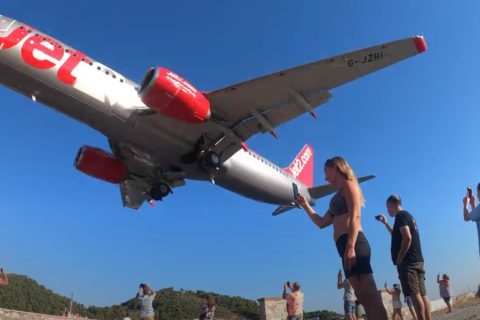 Der Flughafen auf der Insel Skiathos in Griechenland gehört zu den gefährlichsten der Welt. Hier treiben sich viele Planespotter herum - nicht ganz ungefährlich.