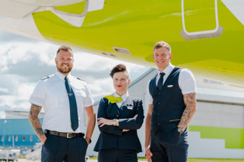 Crew-Mitglieder von Air Baltic müssen jetzt nichts mehr verdecken.