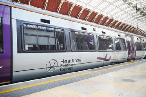 Lädt zum Einsteigen ein: Der Heathrow Festive Express auf dem Weg zum London Heathrow Airport.