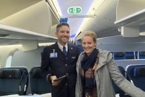 Auf dem Flug von Amsterdam nach New York teste ich, Online-Chefredakteurin Isabella Sauer, die neue Premium Comfort Class in einer Boeing 787-10. Hier auf dem Foto mit Flugbegleiter Frank.