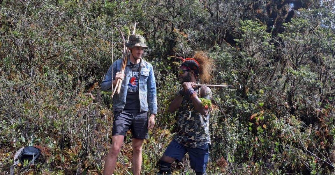 Die von der West Papua National Liberation Army zur Verfügung gestellte undatierte Aufnahme zeigt den neuseeländischen Piloten Philip Mehrtens neben einem bewaffneten Kämpfer der West Papua National Liberation Army (TPNPB), dem bewaffnete Flügel der Separatistenbewegung in Indonesien, an einem unbekannten Ort im Dschungel. Rund eine Woche nach der Entführung eines neuseeländischen Piloten in der indonesischen Provinz Papua haben die Rebellen Fotos von ihrer Geisel veröffentlicht. Separatistische Rebellen hatten am 07.02.2023 am Flughafen Paro im abgelegenen Distrikt Nduga ein kleines Verkehrsflugzeug in Brand gesetzt und den Piloten verschleppt. Die West Papua National Liberation Army (TPNPB), der bewaffnete Flügel der örtlichen Separatistenbewegung, hatte die Verantwortung für den Angriff übernommen.