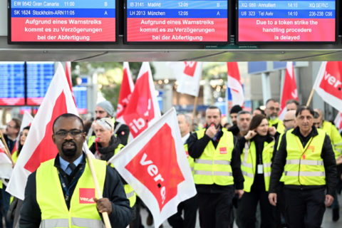  Streikende Flughafen-Mitarbeiter stehen mit Verdi-Flaggen im Terminal des Flughafens. Die Gewerkschaft Verdi hat ihre Mitglieder zu Warnstreiks an den nordrhein-westfälischen Flughäfen und im öffentlichen Dienst aufgerufen. 