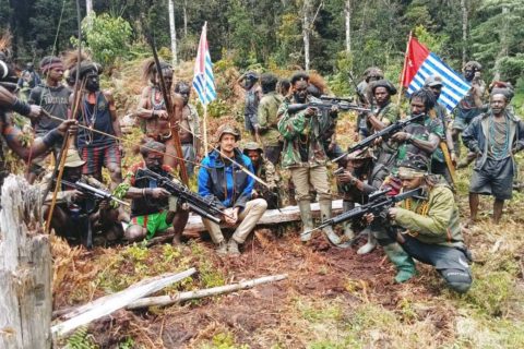 Die von der West Papua National Liberation Army zur Verfügung gestellte Aufnahme soll am 06.03.2023 entstanden sein und zeigt den neuseeländischen Piloten Philip Mehrtens neben bewaffneten Kämpfern der West Papua National Liberation Army (TPNPB), dem bewaffnete Flügel der Separatistenbewegung in Indonesien, an einem unbekannten Ort im Dschungel. Der Inhalt der Aufnahme konnte nicht unabhängig verifiziert werden. Separatistische Rebellen hatten am 07.02.2023 am Flughafen Paro im abgelegenen Distrikt Nduga ein kleines Verkehrsflugzeug in Brand gesetzt und den Piloten verschleppt. Rund einen Monat nach der Entführung in der indonesischen Provinz Papua haben die Kidnapper neue Videos und Fotos von ihrer Geisel veröffentlicht.