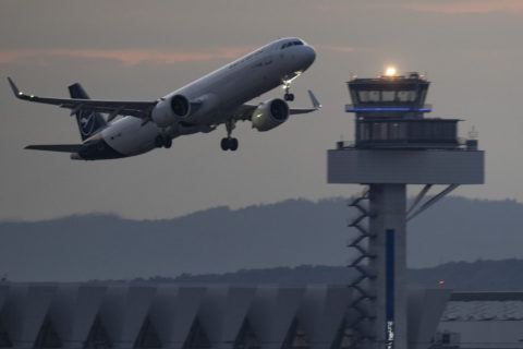 Eine Passagiermaschine der Lufthansa startet in der Abenddämmerung auf dem Flughafen Frankfurt.