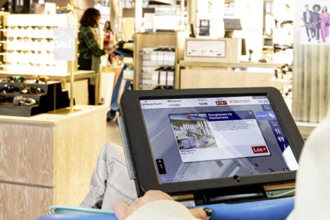 Während im Menü die wichtigsten Flugdaten an- gezeigt wer- den, lässt sich am Touch- Screen der Trolleys unter anderem in Shop-Ange- boten am Air- port stöbern.