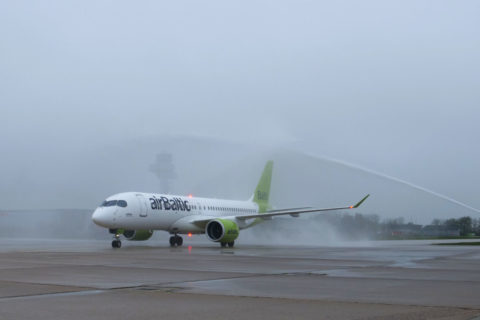 Die Maschine der airBaltic bei ihrem Erstflug vom Hannover Airport.