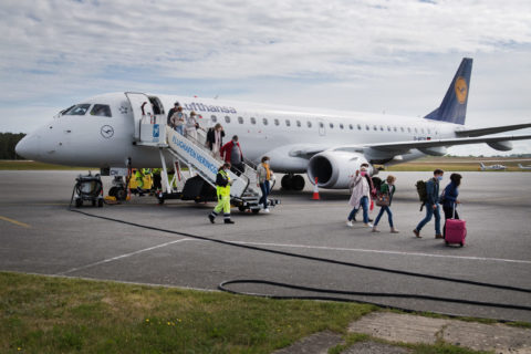 Auf dem Flughafen Heringsdorf wird ein Flugzeug im Linienflugverkehr der Lufthansa aus Frankfurt am Main abgefertigt. Neben Linienflügen starten nach Aussage eines Flughafen-Sprechers auf dem Inselflughafen Sportmaschinen, Charterflüge, Rundflüge und gelegentlich Ambulanzflüge etwa für Urlauber. 