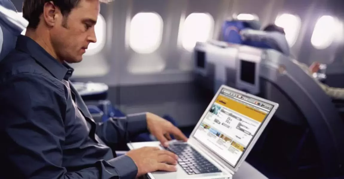 Lufthansa setzt immer mehr auf Digitalisierung. So gibt es Neuigkeiten beim Thema WLAN an Bord (Symbolfoto).