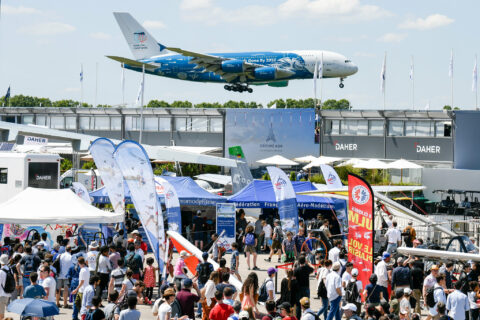 2453 Aussteller aus 49 Ländern sind bei der größten Luftfahrtmesse der Welt präsent, die am Flughafen von Le Bourget stattfindet. 