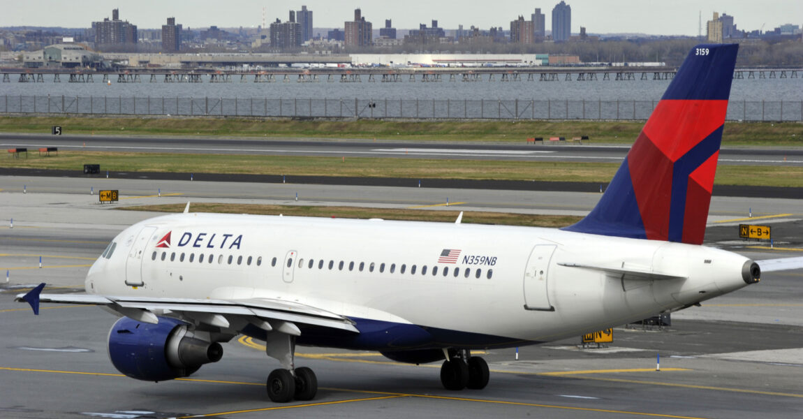 Ein Bodenmitarbeiter ist am Flughafen San Antonio in Texas in ein Triebwerk eines Airbus 319 von Delta Air Lines geraten (Symbolfoto).