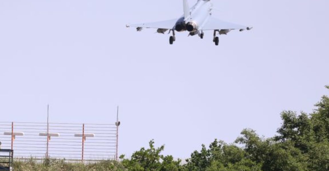 Ein Euro Fighter Kampflugzeug der Luftwaffe beim Großmanöver Air Defender 2023.