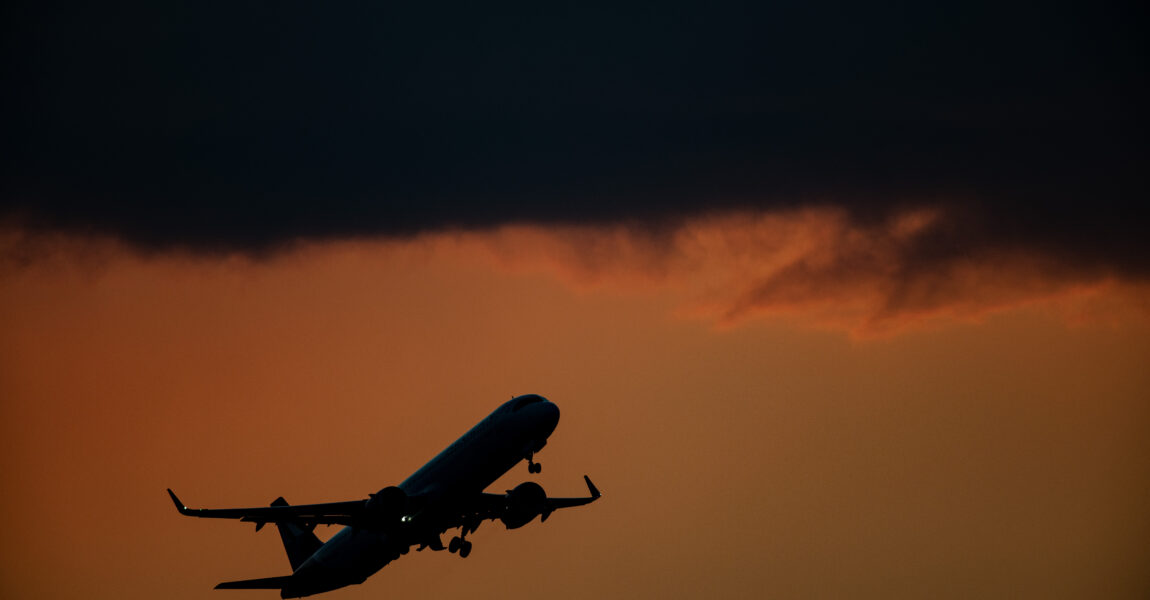 Luftturbulenzen, die Flugzeuge «aus heiterem Himmel» im freien Flug erfassen, haben einer Studie zufolge in den vergangenen vier Jahrzehnten zugenommen.