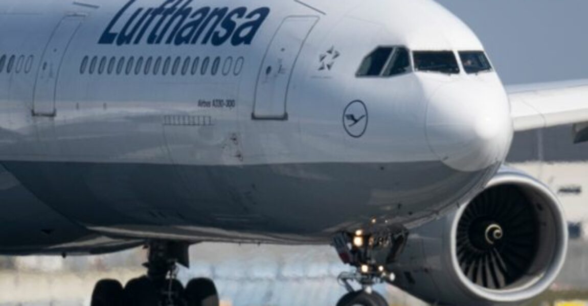 Eine Passagiermaschine der Lufthansa rollt auf dem Flughafen Frankfurt zu ihrer Startposition.