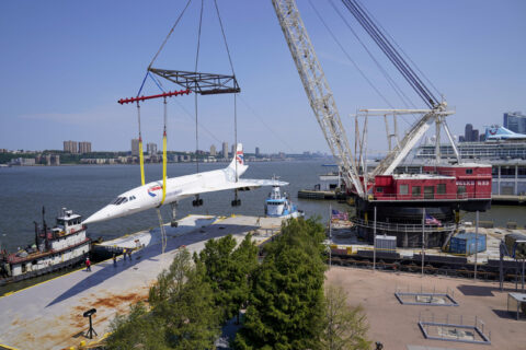 Eine «British Airways Concorde» wird im «Intrepid Sea, Air & Space Museum» angehoben. Mit Kran und Boot wurde das ausgediente Flugzeug der British Airways, das seit rund 20 Jahren auf dem Museumsschiff Intrepid vor der Westseite Manhattans steht, in eine Werft im Stadtteil Brooklyn gebracht.