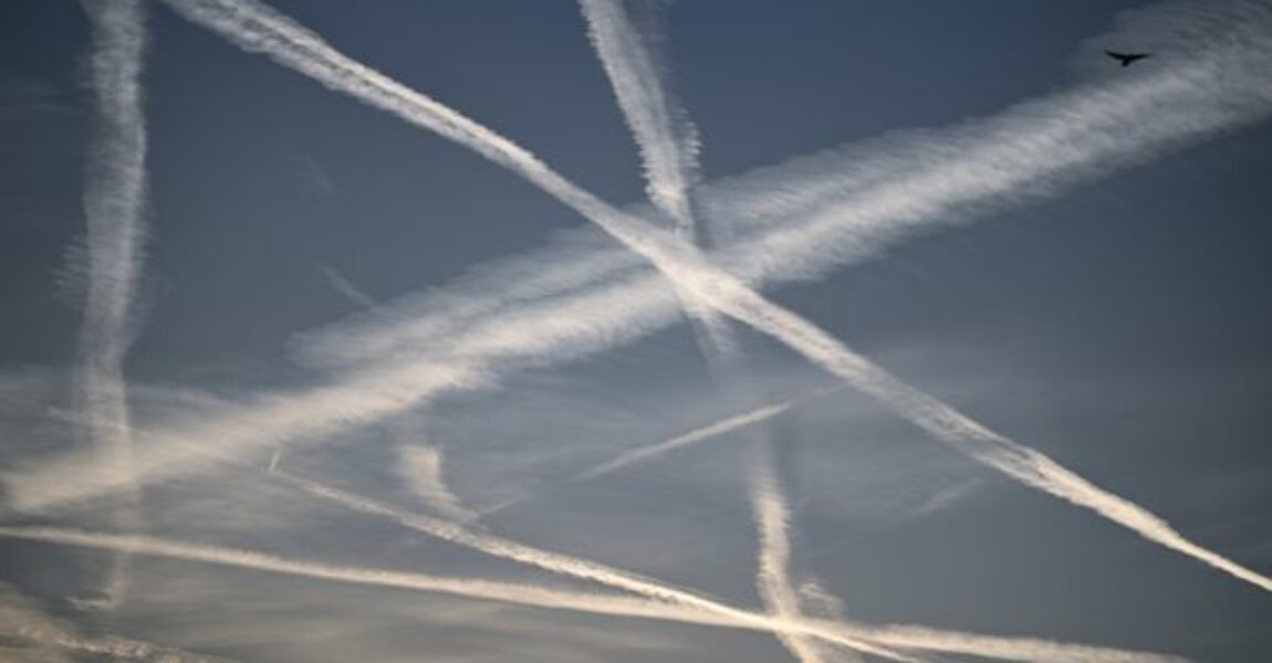 Ein wildes Muster an Kondensstreifen haben Flugzeuge am Himmel über Frankfurt hinterlassen.