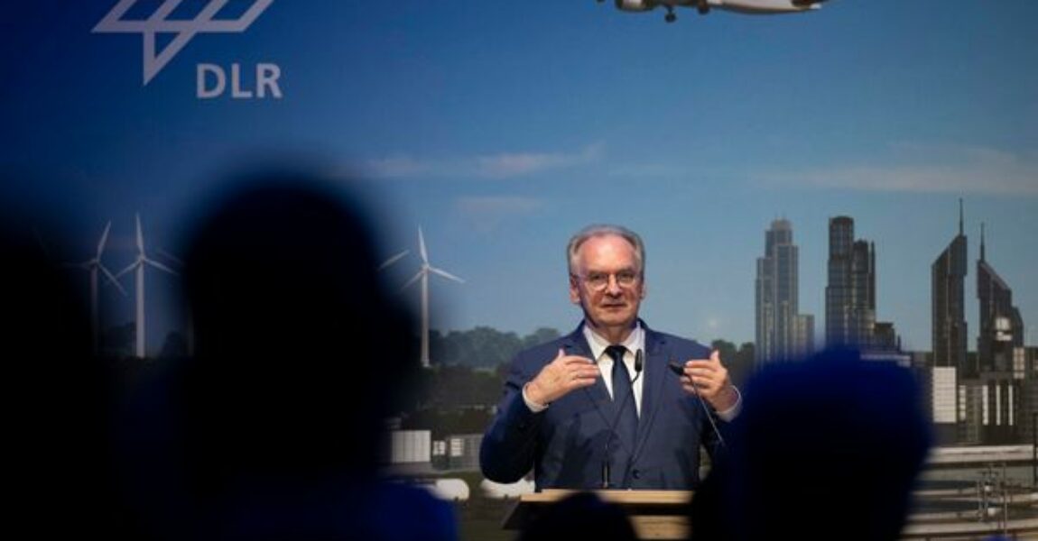 Reiner Haseloff (CDU), Ministerpräsident von Sachsen-Anhalt, spricht auf einer Veranstaltung des Deutschen Zentrums für Luft- und Raumfahrt (DLR) im Chemiepark Leuna.