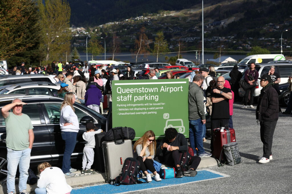 Passagiere werden wegen einer Bombendrohung vom Flughafen Queenstown evakuiert. Große Aufregung am Flughafen von Queenstown auf der neuseeländischen Südinsel - und alles wegen eines Skischuh-Wärmers: Bei der Kontrolle eines aufgegebenen Gepäckstücks haben Mitarbeiter am Freitag einen verdächtigen Gegenstand entdeckt, der sich neben einem Laptop in einer Tasche befand und «an dem Drähte hingen», wie die Nachrichtenseite «Stuff» berichtete.