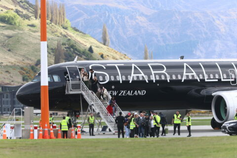 Passagiere verlassen am Flughafen Queenstown ein Flugzeug.