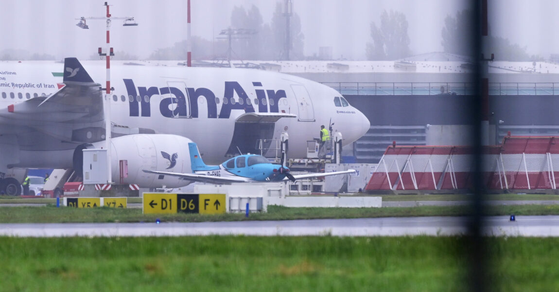 Ein Flugzeug der Iran Air steht auf dem Flughafen Hamburg. Der wegen einer Anschlagsdrohung auf eine iranische Maschine aus Teheran eingestellte Flugbetrieb am Airport Hamburg ist wieder angelaufen. 