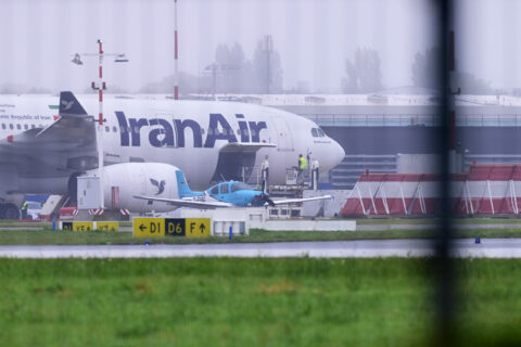 Ein Flugzeug der Iran Air steht auf dem Flughafen Hamburg. Der wegen einer Anschlagsdrohung auf eine iranische Maschine aus Teheran eingestellte Flugbetrieb am Airport Hamburg ist wieder angelaufen. 