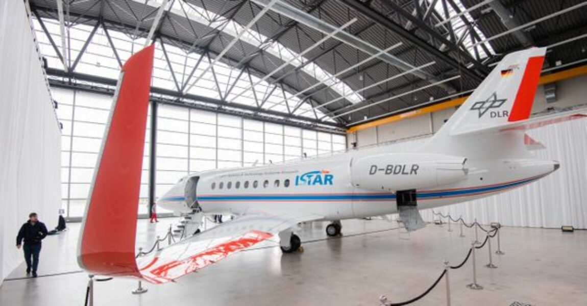 as Forschungsflugzeug «Istar» vom Deutschen Zentrum für Luft- und Raumfahrt DLR steht in einem Hangar am Flughafen Braunschweig.