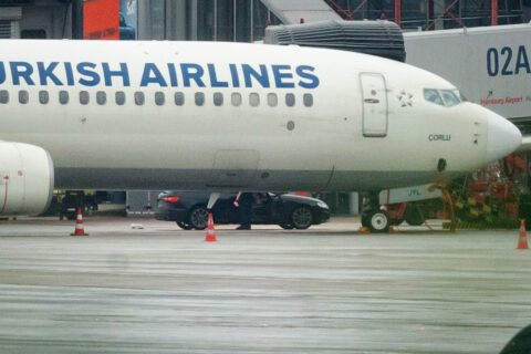 Der Geiselnehmer steigt mit seinem Kind auf dem Arm am Flughafen aus seinem Fahrzeug nahe einem Flugzeug. Ein bewaffneter Mann hatte auf dem Airport seine vierjährige Tochter in seiner Gewalt gehalten. Der bewaffnete Mann, der am Samstagabend mit seinem Auto und seinem vierjährigen Kind auf das Vorfeld des Airports gerast war, sei festgenommen worden, erklärte die Polizei am Sonntag.