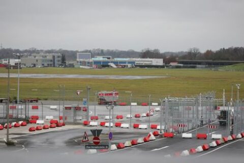 Betonbarrieren sichern eine Einfahrt zum Flugfeld am Nordtor des Hamburger Flughafens.