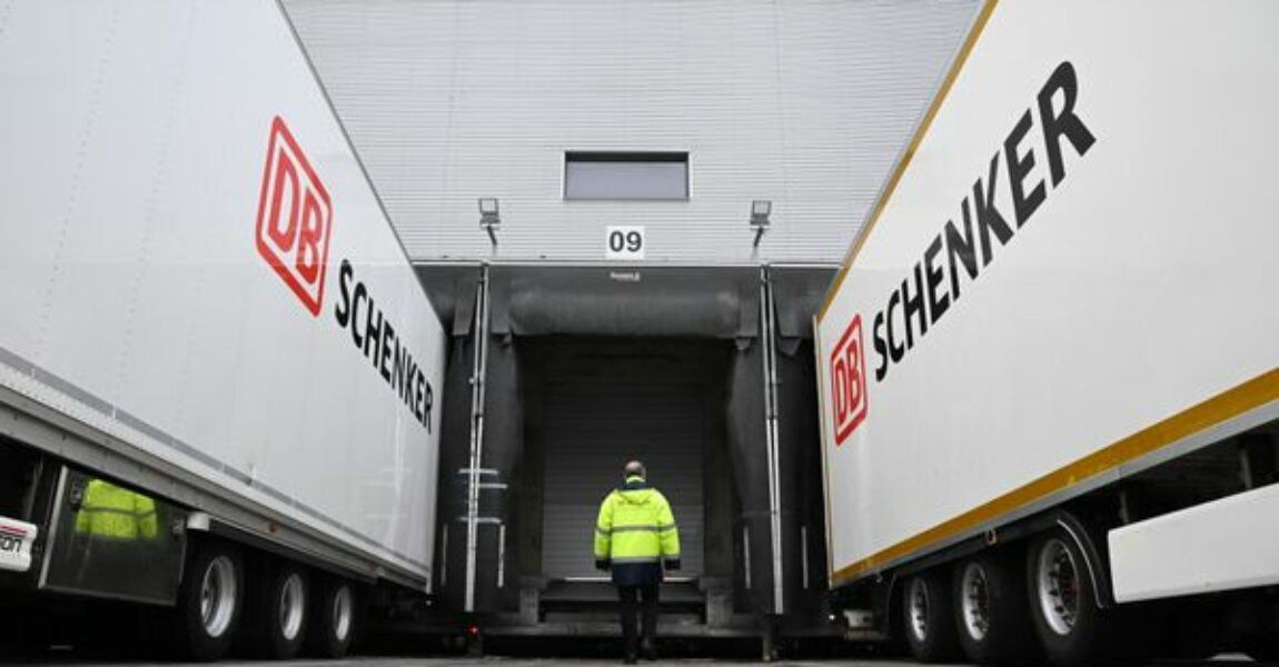 Zwei Lastwagen stehen zur Entladung an der Luftfrachthalle von DB Schenker in der Cargo City Süd des Frankfurter Flughafens.