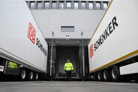 Zwei Lastwagen stehen zur Entladung an der Luftfrachthalle von DB Schenker in der Cargo City Süd des Frankfurter Flughafens.