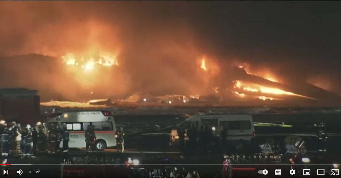 Am Flughafen Tokio-Haneda hat es einen Crash gegeben: Ein Airbus A350 steht in auf der Landebahn in Flammen.