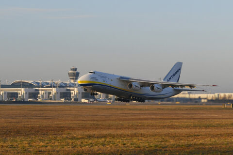 Die Antonov An-124 am Flughafen München.