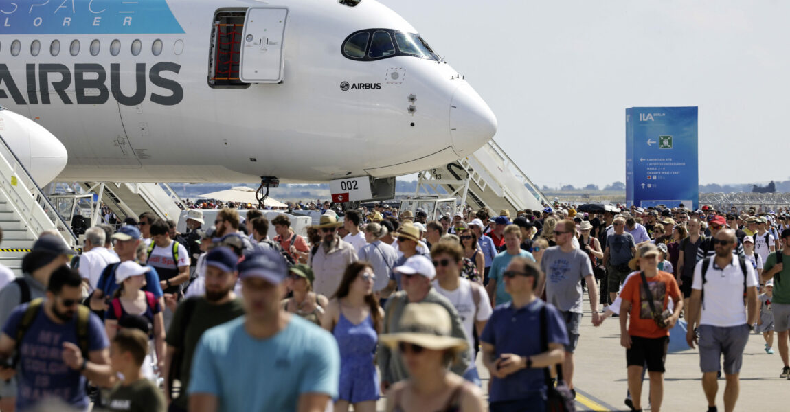 Die Besucher erwartet ein bunter Mix an Fluggeräten auf dem ILA-Ausstellungsgelände.